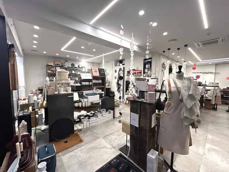 Ruim handelspand op commerciële topligging te Tielt!