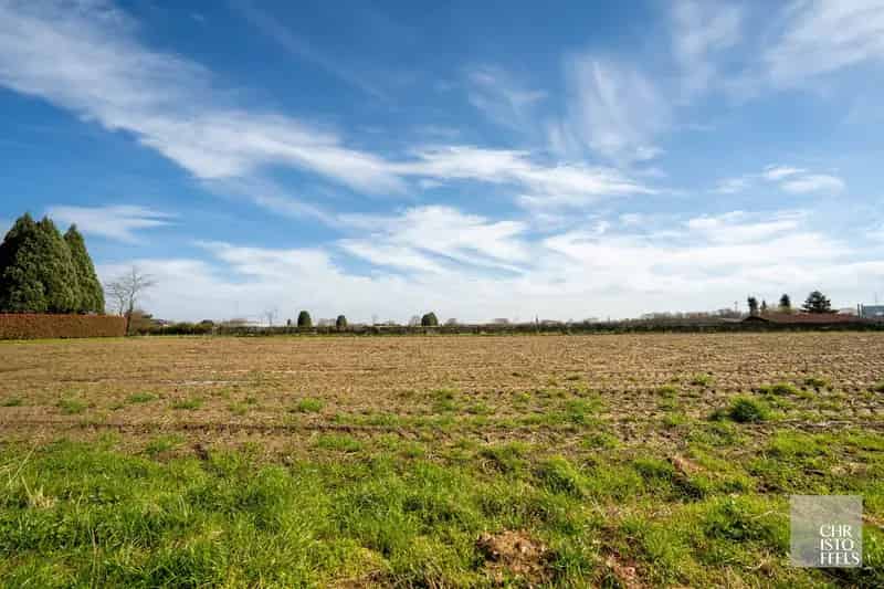 Oostelijk georiënteerde bouwgrond (1099m²) voor een open bebouwing in Lanaken!