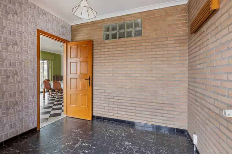 Ruime woning met 5 slaapkamers + inrit aan achterzijde