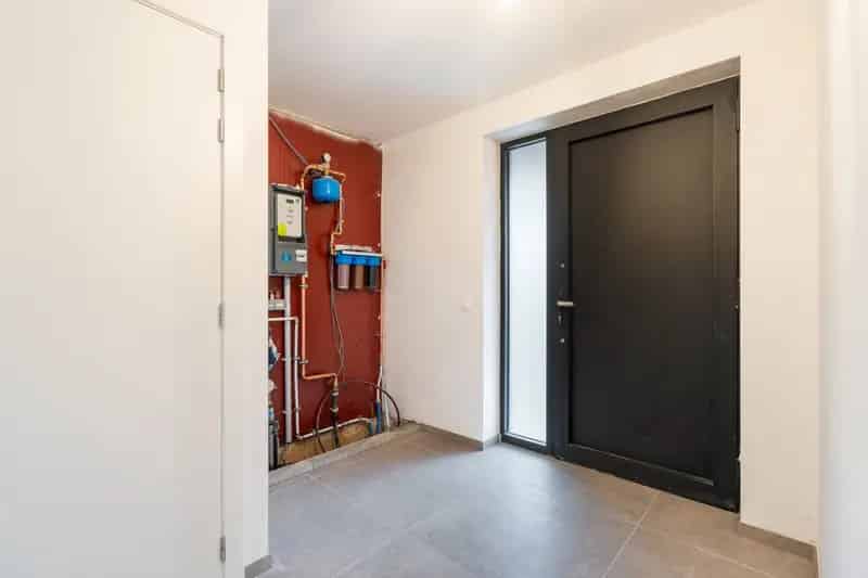 Ben je op zoek naar een instapklare en energiezuinige woning? Zoek niet verder! Deze woning in Bavegem heeft alles wat je zoekt.

Indeling gelijkvloers:
- Inkomhal
- Apart toilet
- Woonkamer  
- Uitgeruste open keuken
- Aparte berging

Indeling eerste ver