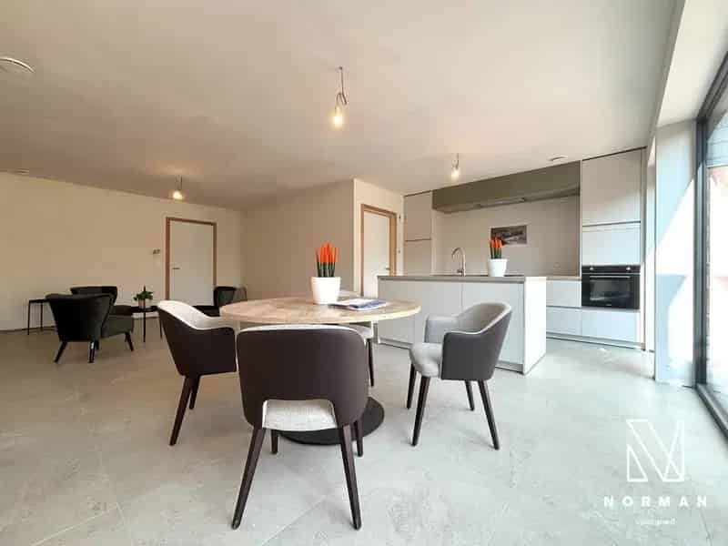Nieuwbouwwoning met 5 kamers, inpandige garage en prachtig uitzicht