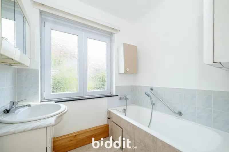 Goed gelegen huis met tuin, te renoveren