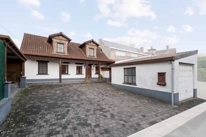 Ben je op zoek naar een rustig gelegen halfopen bebouwing met een grote tuin? Dan is deze woning precies wat je zoekt! 

Indeling gelijkvloers: 
- Woonkamer
- Eetkamer en keuken
- Badkamer met ligbad en toilet 
- 1 slaapkamer
- Berging 

Indeling eerste v