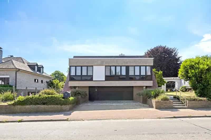 Architecturale parel met 3slaapkamers en garage op 14a 42ca!