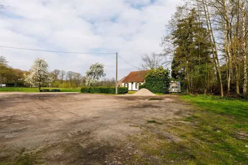 Af te breken woning met 1 hectare grond