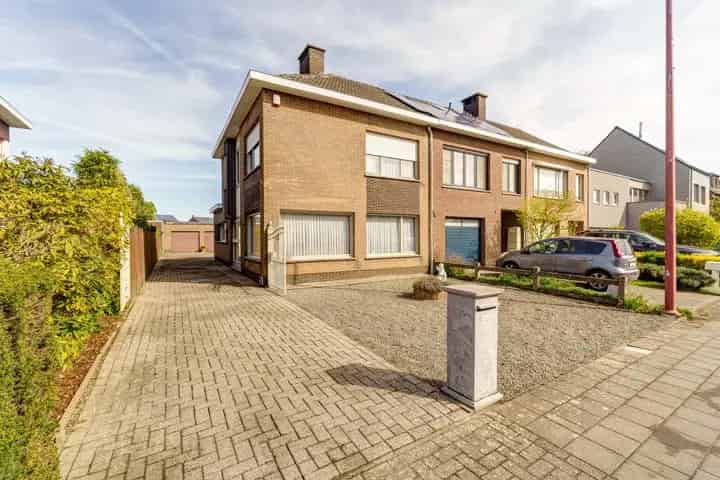 Gezinswoning met veranda, zolder en drie slaapkamers in het hart van Lint