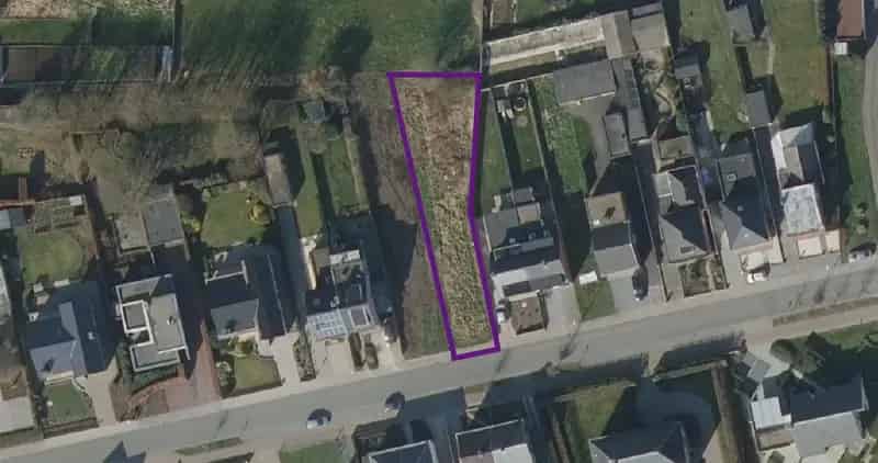 Perceel bouwgrond (650 m2) voor half open bebouwing niet ver van het centrum