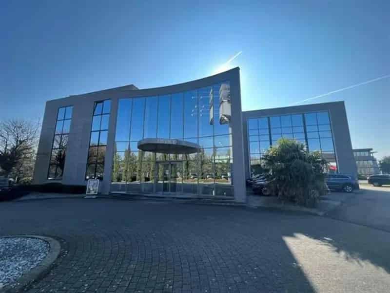 Representatief kantoorgebouw van 560m² gelegen in Lummen - toplocatie
