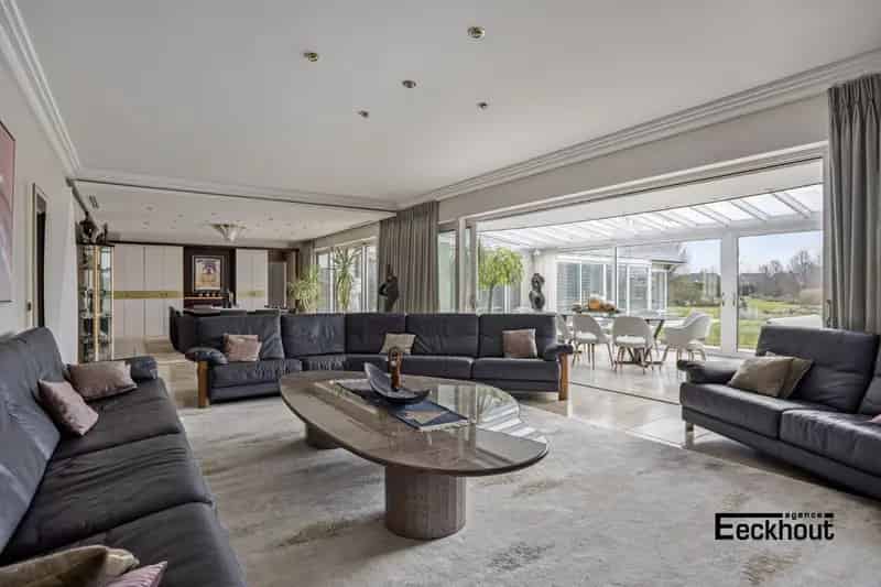 Luxe villa in De Haan met binnenzwembad, 4 slaapkamers, gerenoveerd in 1991, EPC-waarde 222.00, energielabel C, 2 badkamers, 2 garages, perceeloppervlakte 8013