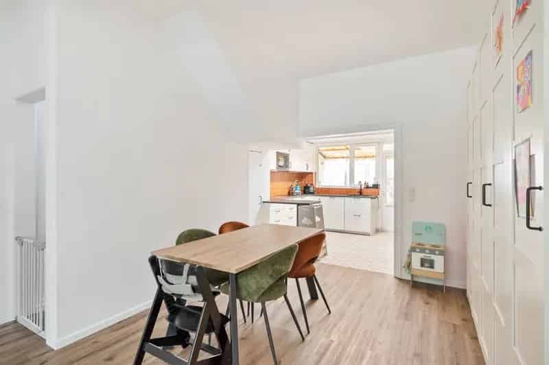 Gerenoveerde woning met 3 slaapkamers en gezellige stadstuin te koop in hartje Wilrijk!