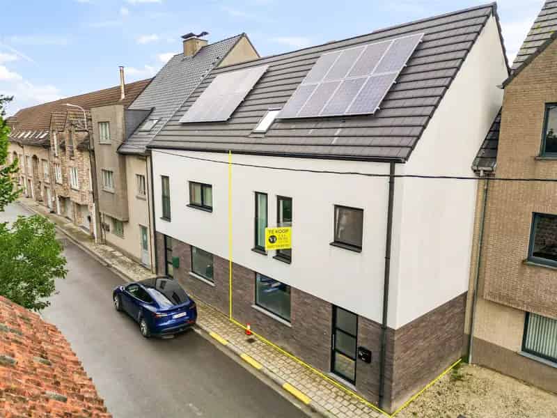 Recente gezinswoning met garage en staanplaats.