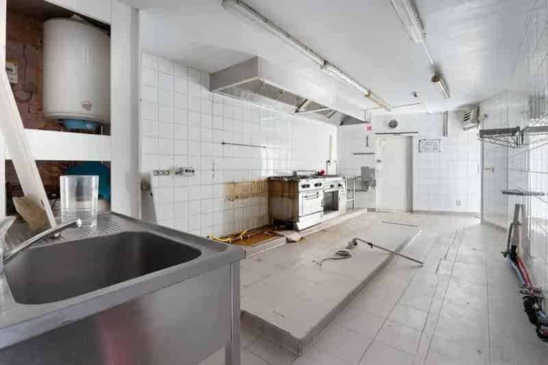 Ruime woning met handelspand te koop in De Panne