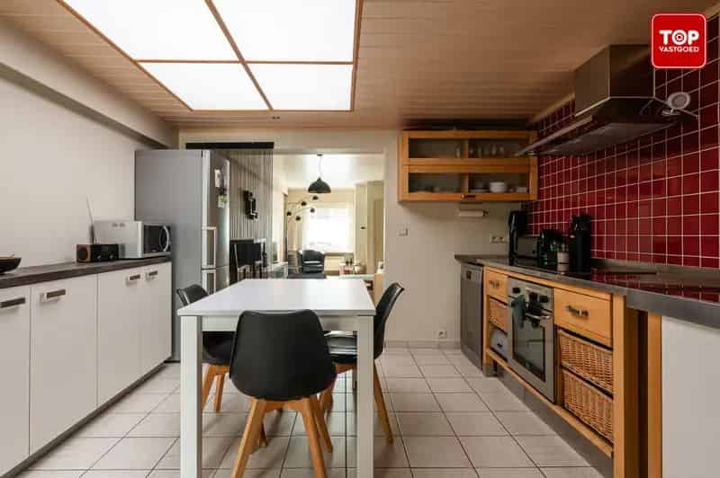 Instapklare woning met 2 slaapkamers en ruime koer in hartje Gentbrugge.