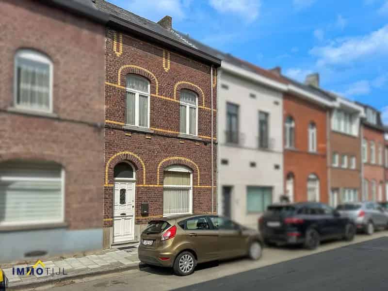 Op te frissen woning met 3 slpk en terras te Aalst!