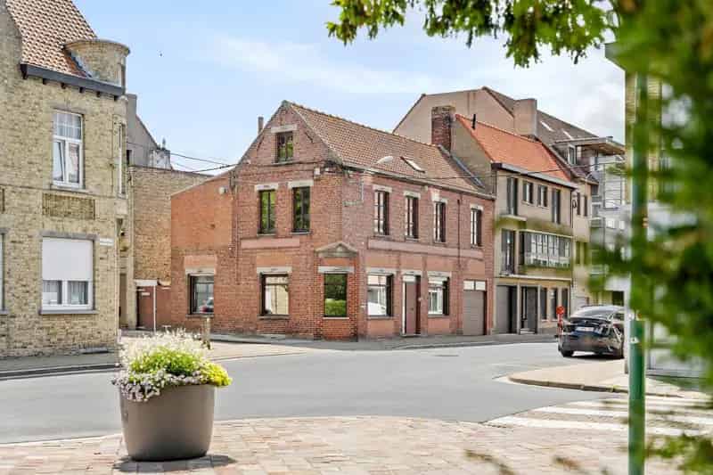 Gezellige stadswoning met 4 slaapkamers, ruime garage en koertje.