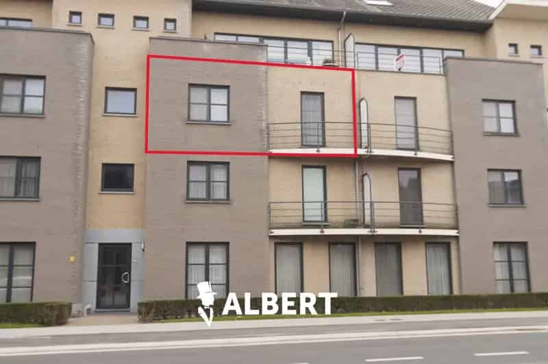 Ben je op zoek naar een ruim, lichtrijk, instapklaar appartement in centrum Kortessem?
Zoek niet langer want dit gezellige appartement, met airco, gelegen aan de Opeindestraat, op het 2de verdiep, beschikt over een grote leefruimte, een open keuken, 2 sla