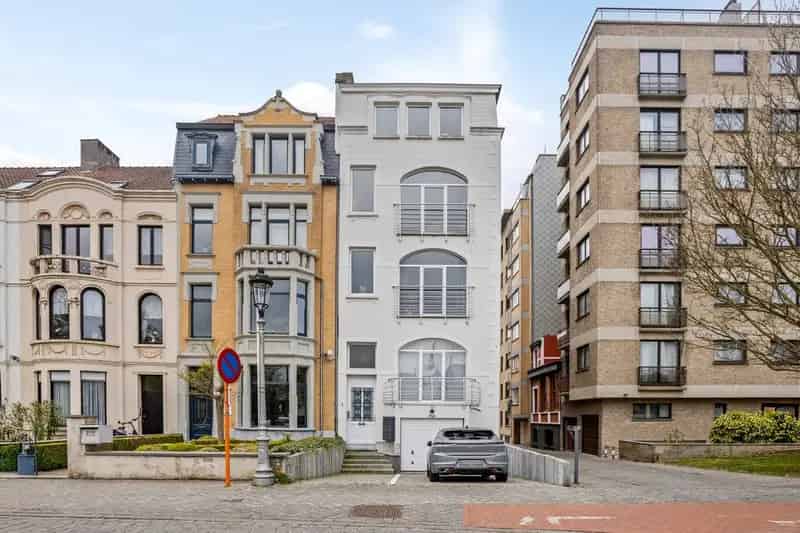 Ruime garagebox met oprit/parkeerplaats op gegeerde ligging