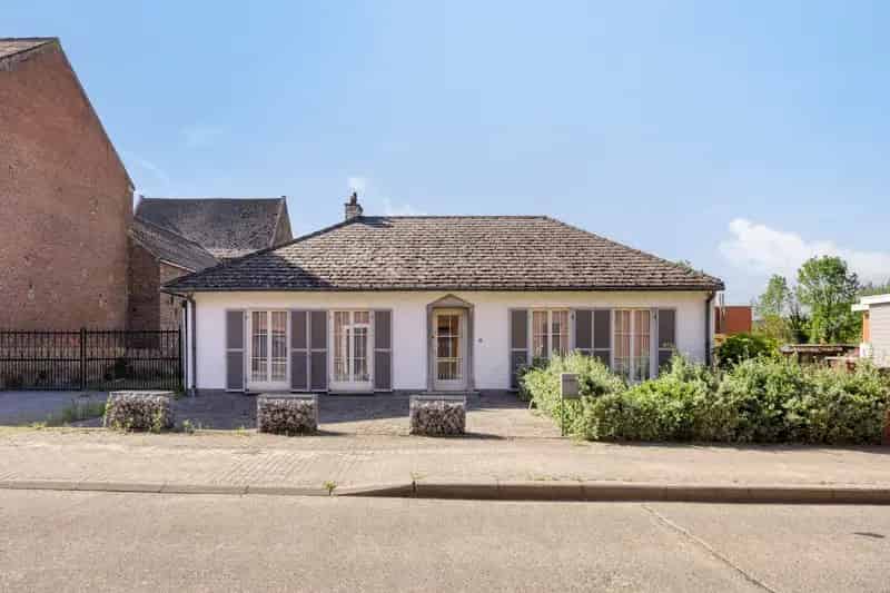 Te renoveren bungalow in Meldert met loods