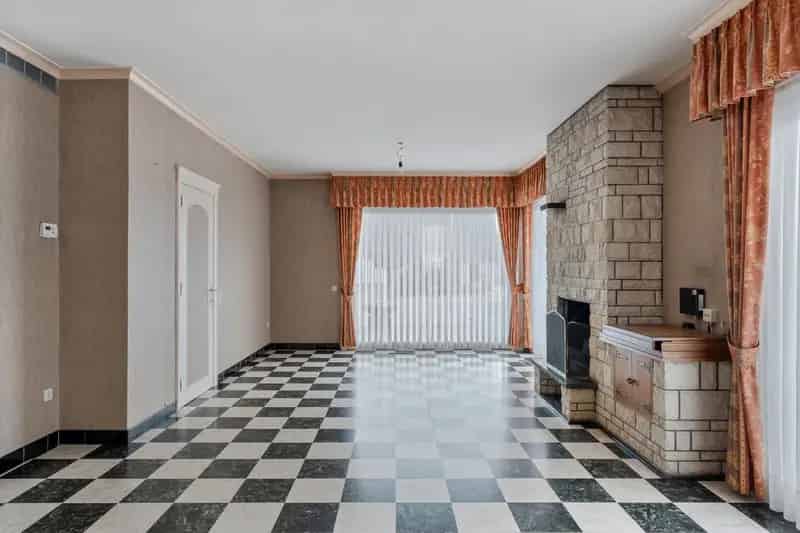 Woning met magazijn/atelier van 412 m² in Ingooigem
