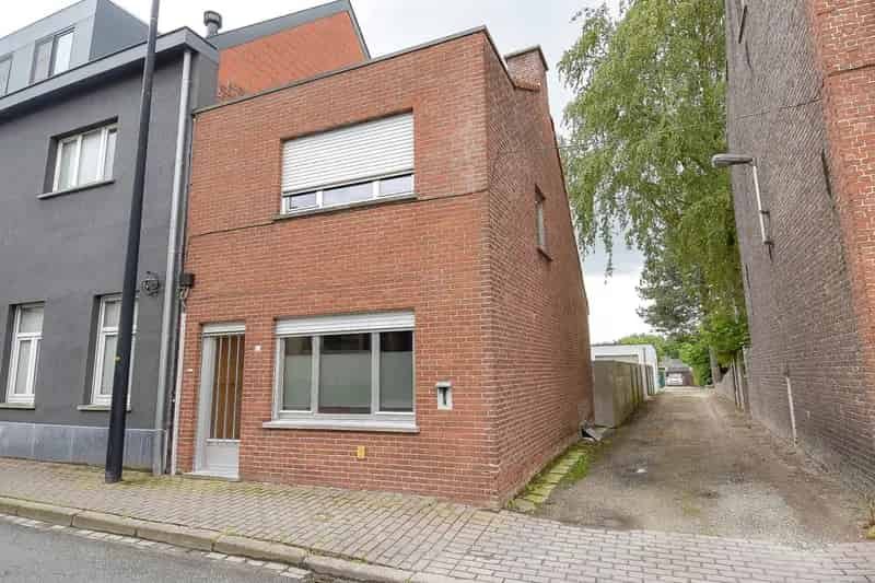 Te vernieuwen 3 slpk woning met tuin en garage in centrum Knesselare