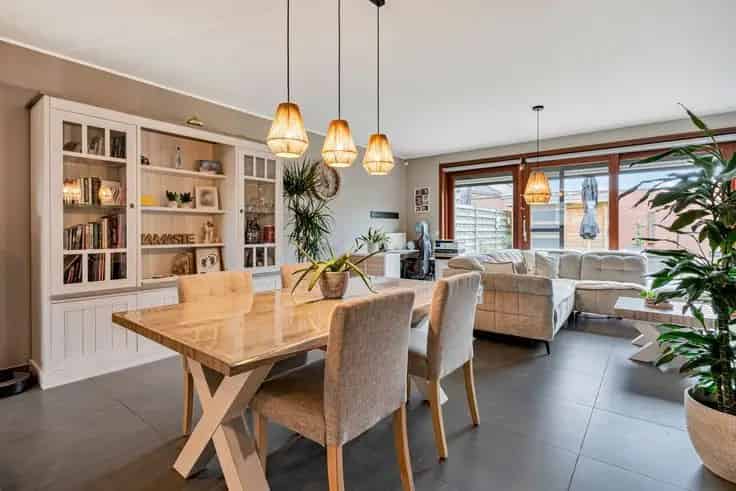 Instapklare woning met 2 garages te Menen
