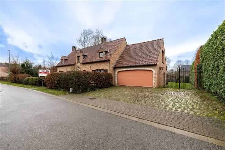 Huis Te Koop: 6 Slaapkamers, Ruime Hoeve te renoveren