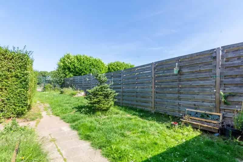 DRIEGEVEL WONING MET 2 SLAAPKAMERS & TUIN !