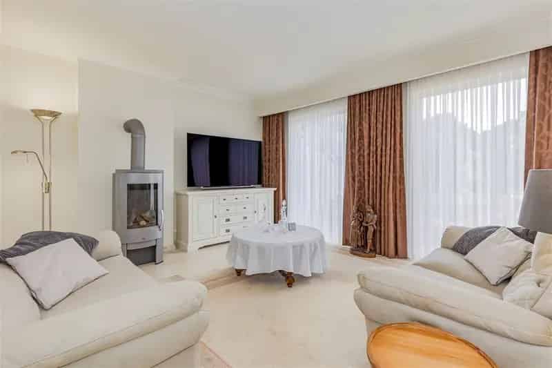 Prachtige villa in rustige wijk met vergund magazijn van 100 m²