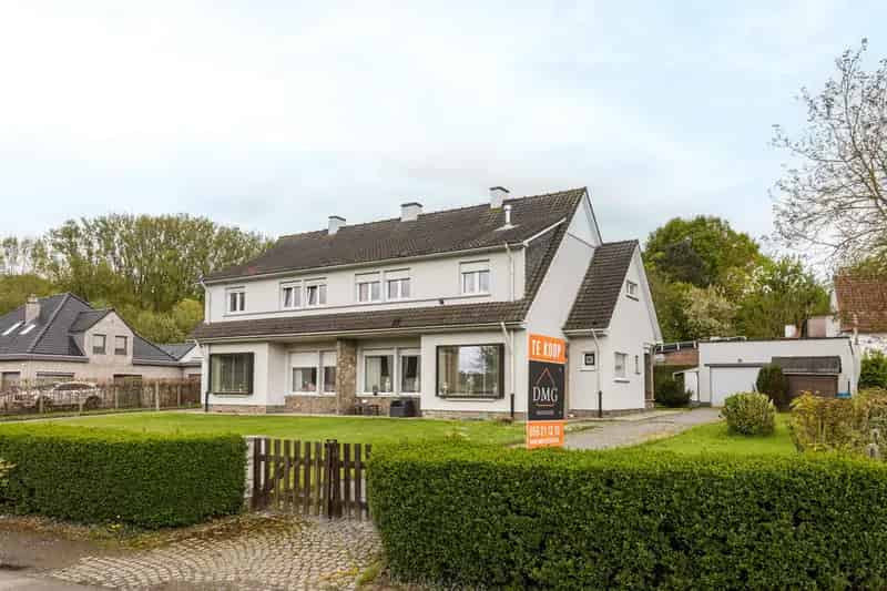 Te renoveren HOB met tuin en parkeergelegenheid in het groen