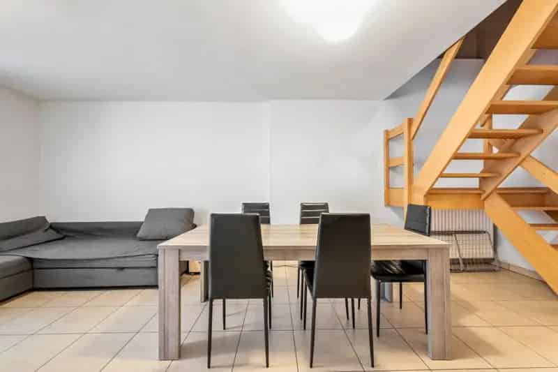 Roeselare : Instapklare hoek duplexappartement met 1 slaapkamer (kan opgesplitst worden )  met ruim terras nabij centrum + zolder