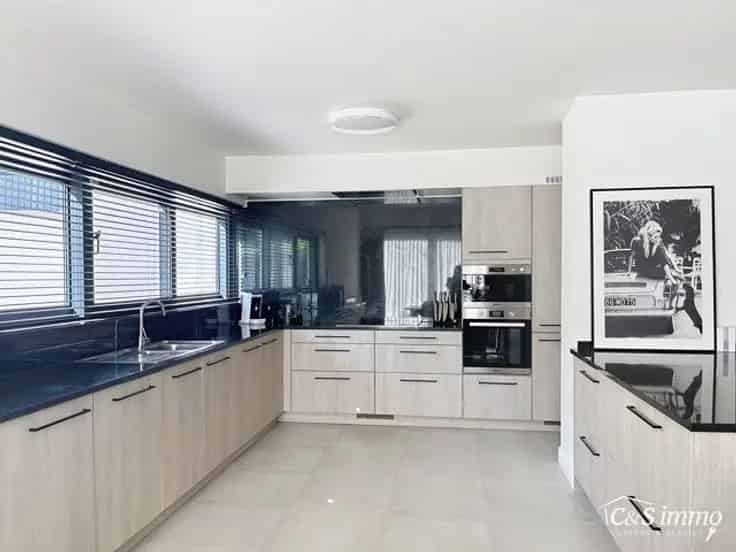 Villa Te Koop Rustige Wijk 275m2 5 slaapkamers