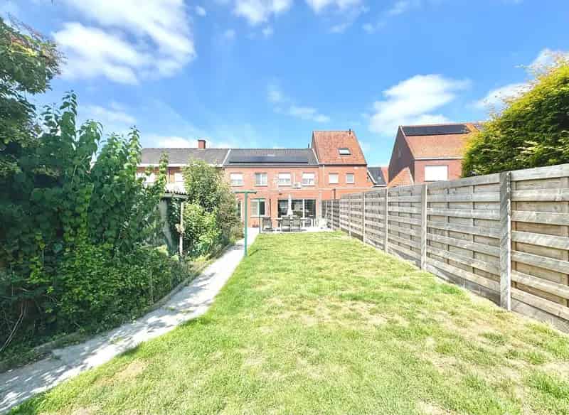 BREDEGEVEL-WONING MET 3 KAMERS, GROTE GARAGE & TUIN