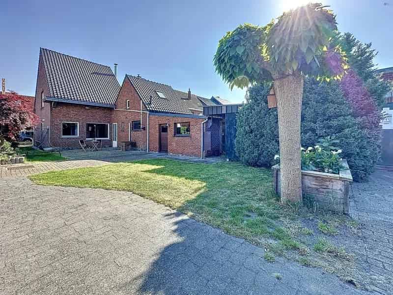 Open bebouwing met 4 slaapkamers en magazijn (144 m²) op perceel van 563m²!