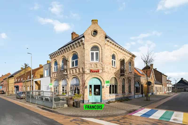 Ruime hoekwoning/handelszaak in het centrum van Merkem