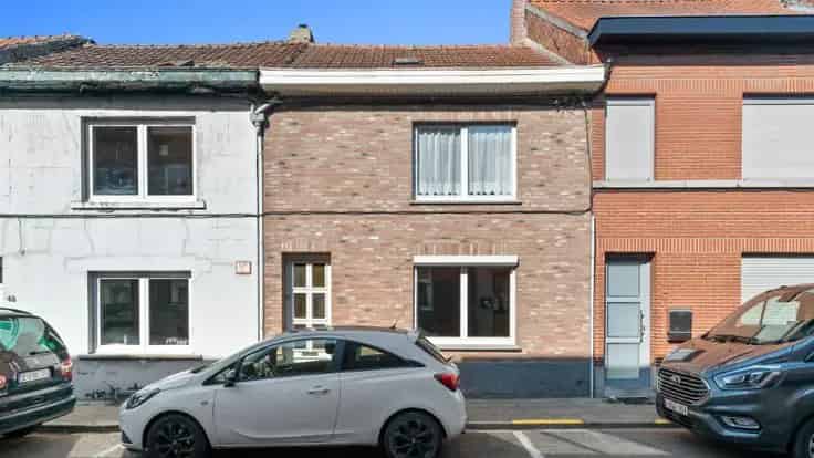 Te moderniseren Rijwoning met Tuin Nabij Centrum