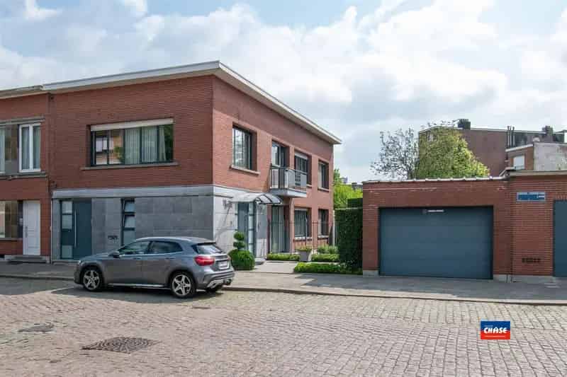 Huis te koop Wilrijk: Twee Appartementen met Tuin en Garage