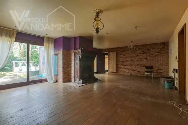 Magazijn/LOFT van +/- 300m² op een totale oppervlakte van 1826m² gelegen in woongebied. Mogelijkheid tot maken van grote loft/ 2 woningen/ ....onder voorbehoud goedkeuring stedenbouw!