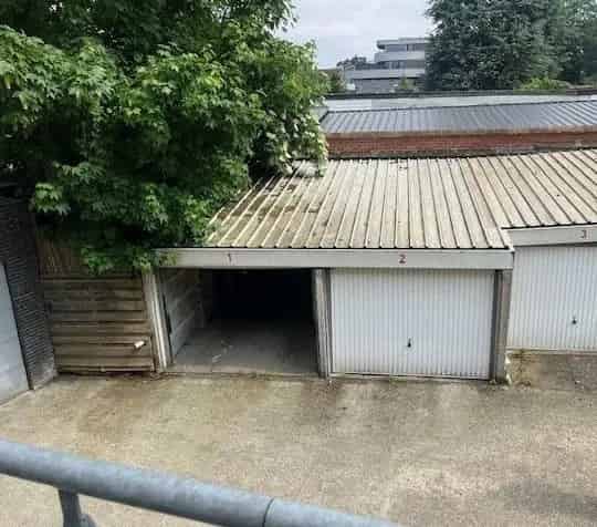 Klassieke afgesloten garagebox  te verdedigingstraat Gent