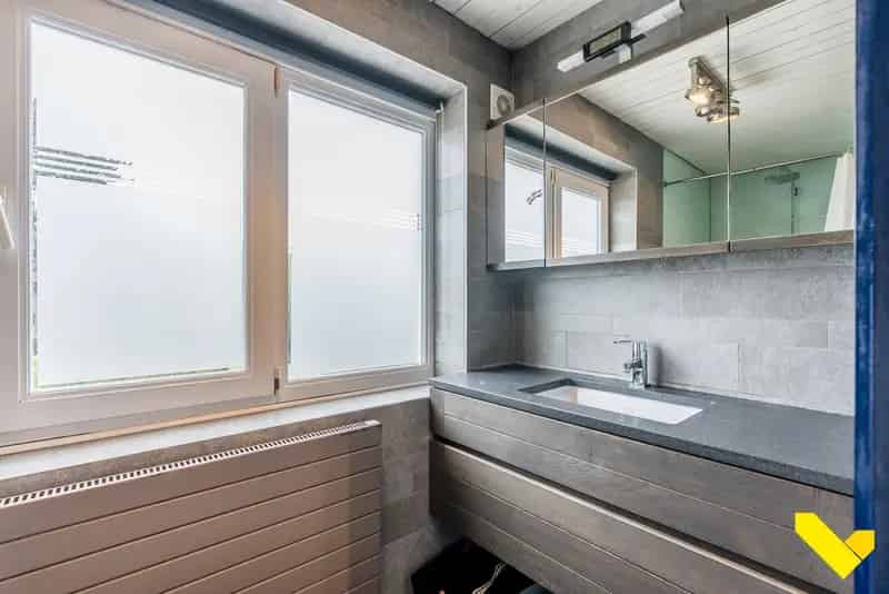 Instapklare Gezinswoning Met Veranda & Tuin In Rustige Buurt
