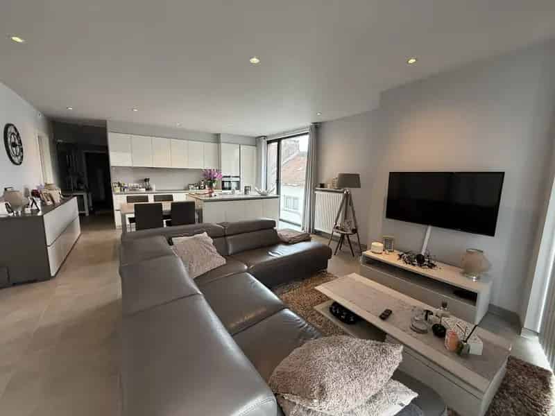 LIEDEKERKE - Luxueus appartement met staanplaats.