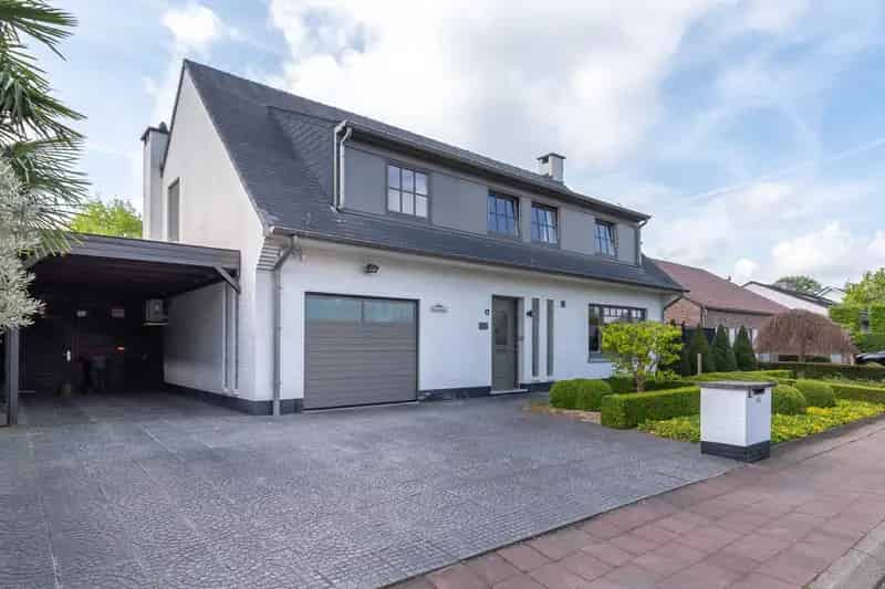 Ruime gezinswoning met prachtige tuin in doodlopende straat!