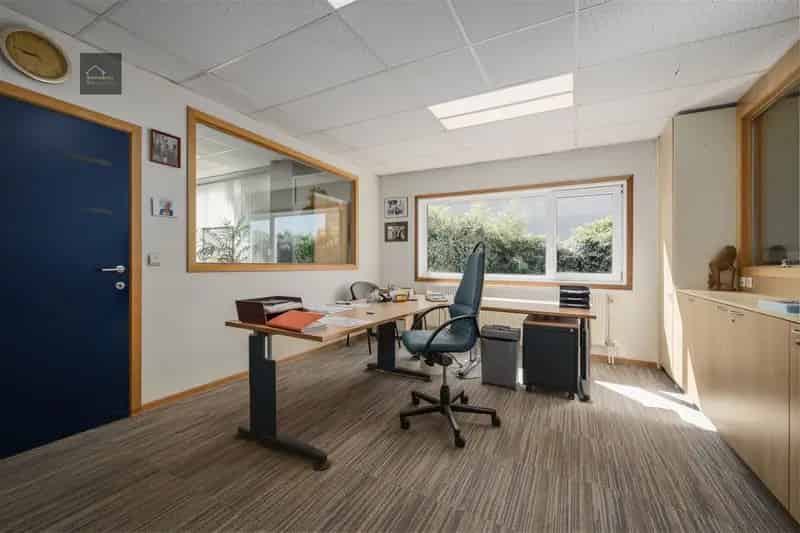 Multifunctioneel bedrijfsgebouw met toonzaal, magazijn, kantoren én woonst op toplocatie.