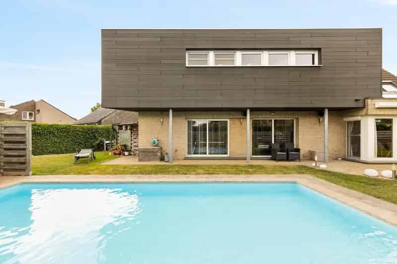 ALLEENSTAANDE WONING MET 3 TOT 7 SLPKS, TUIN EN ZWEMBAD