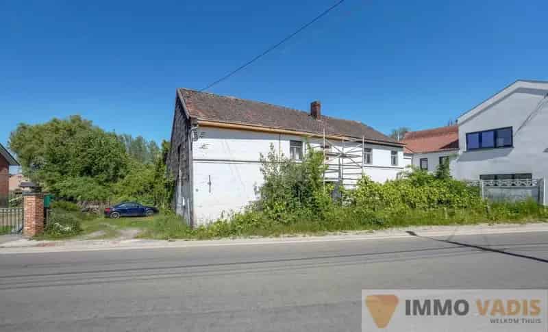 Te renoveren hoeve met binnenkoer en stallingen