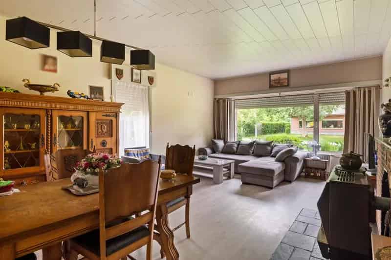 Te renoveren villa met 3 slpks op 1000m²