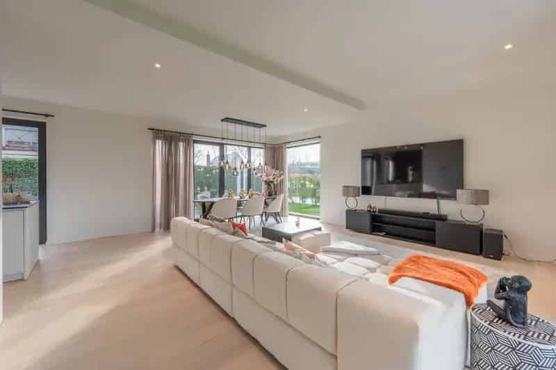 Alleenstaande moderne villa gelegen in een rustige residentiële omgeving te Knokke