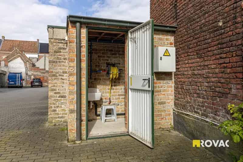 Staanplaats voor 2 wagens en berging