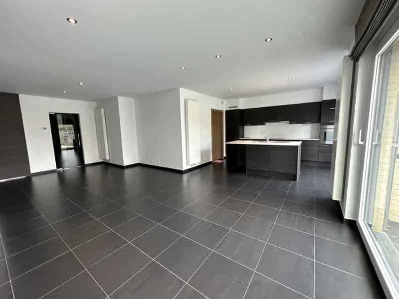 Ruime, halfopen bebouwing in een rustige woonwijk te Watervliet.
