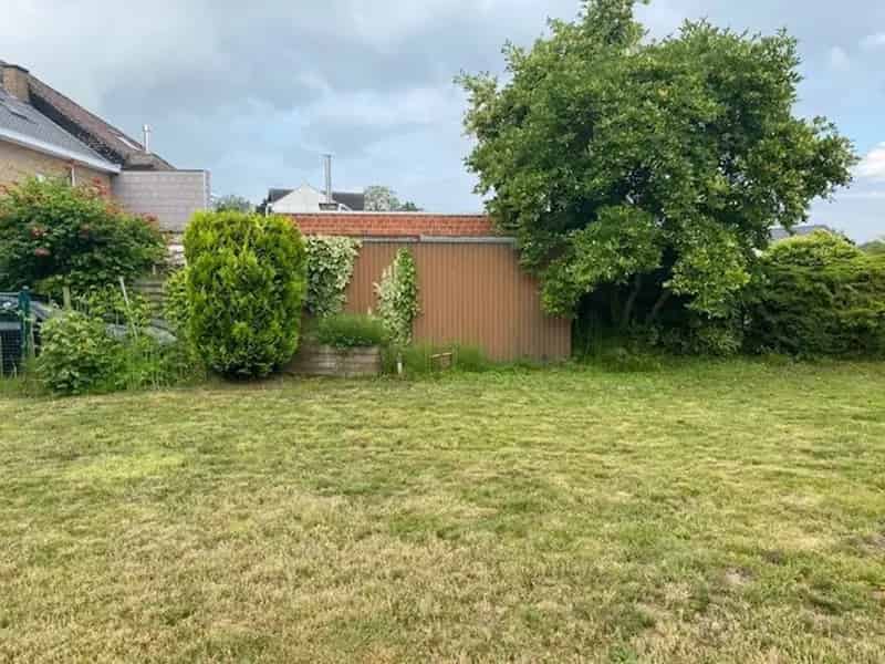 Goedgelegen bouwgrond voor driegevel woning