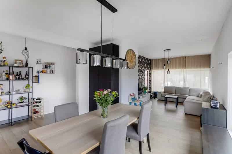 Vrijstaande, gerenoveerde woning met 2 slpk., garage, ruime souterrain, zolder en tuin